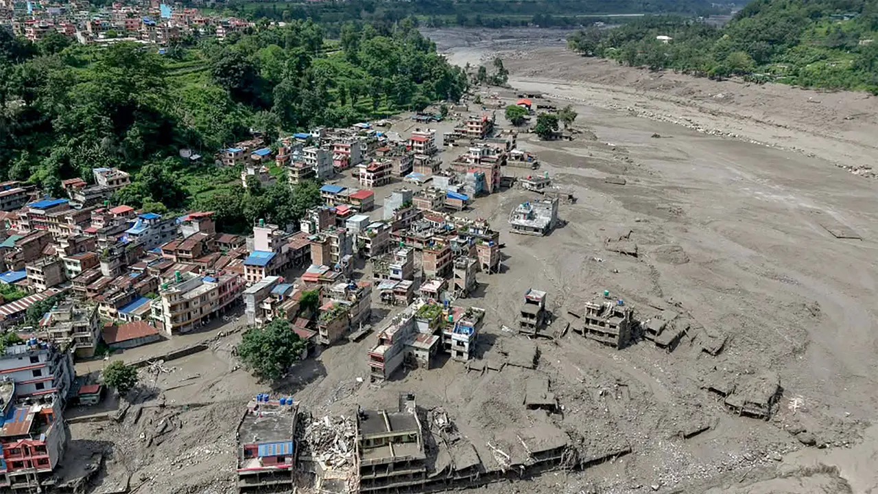 নেপালের তিব্বত সীমান্তবর্তী রসুয়া জেলায় ভোতে কোশি নদীতে আকস্মিক বন্যা ও ভূমিধসে অন্তত ৯৫ জনের মরদেহ উদ্ধার করা হয়েছে --ছবি এপি