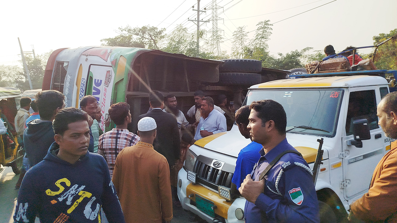 সাতক্ষীরা-খুলনা মহাসড়কে বাসের ধাক্কায় ইজিবাইক চালক নিহত