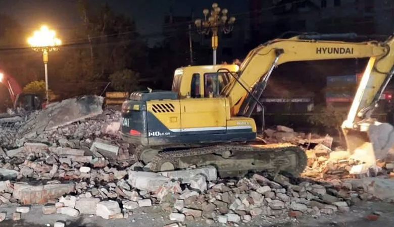 রাজশাহীতে আওয়ামী লীগ অফিস গুঁড়িয়ে দিলো ছাত্র-জনতা