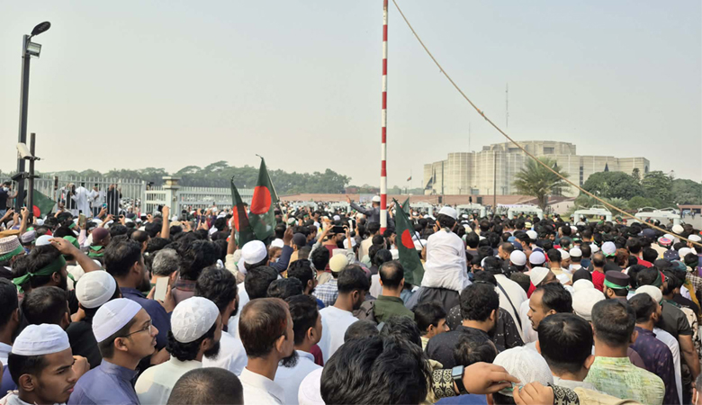 ওসমান হাদির জানাজায় অংশ নিতে লাখো মানুষের ঢল