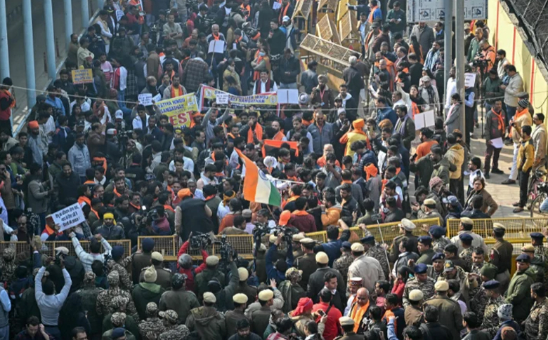 দিল্লিতে বাংলাদেশ হাইকমিশনের সামনে সংঘর্ষ