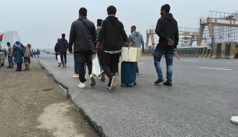 বিমানবন্দর সড়কে নেই গাড়ি, হেঁটে গন্তব্যে যাচ্ছেন মানুষজন