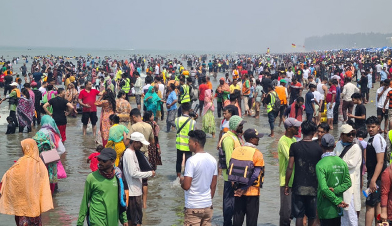 ছুটিতে রেকর্ড পরিমাণ পর্যটক কক্সবাজারে, শত কোটি টাকা বাণিজ্যের আশা