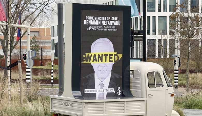 নেতানিয়াহুর ‘ওয়ান্টেড’ পোস্টারে ছেয়ে গেছে লন্ডন