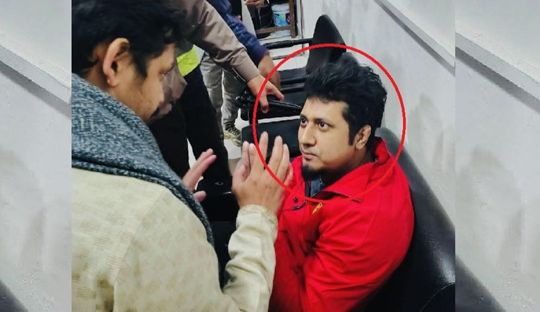 শাহবাগে ইনকিলাব মঞ্চের আন্দোলন থেকে অস্ত্রসহ যুবক আটক