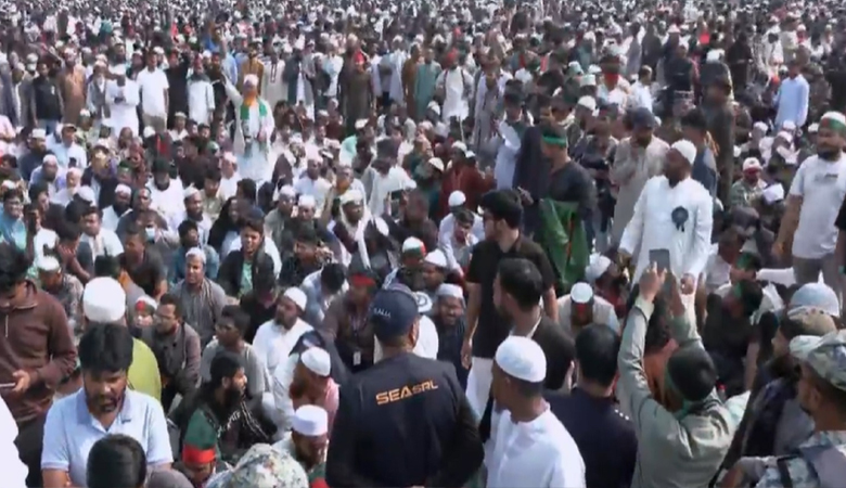 জনসমুদ্রে রূপ নিয়েছে মানিক মিয়া অ্যাভিনিউ