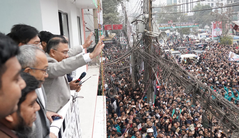 জানাজা শেষে হেঁটে গন্তব্যে ফিরছেন লাখো জনতা