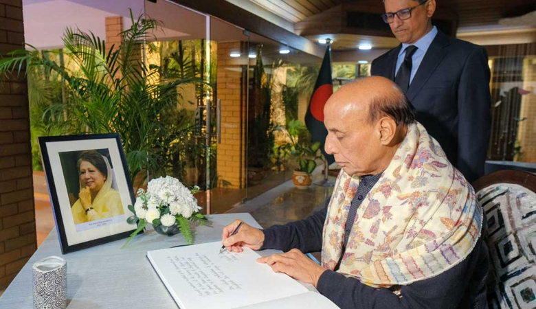 বাংলাদেশ হাইকমিশনে এসে খালেদা জিয়াকে শ্রদ্ধা জানালেন রাজনাথ সিং