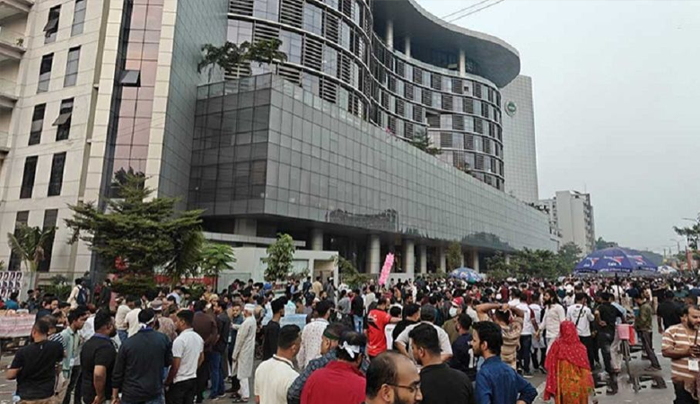 বিটিআরসিতে মোবাইল ব্যবসায়ীদের হামলা-ভাঙচুর