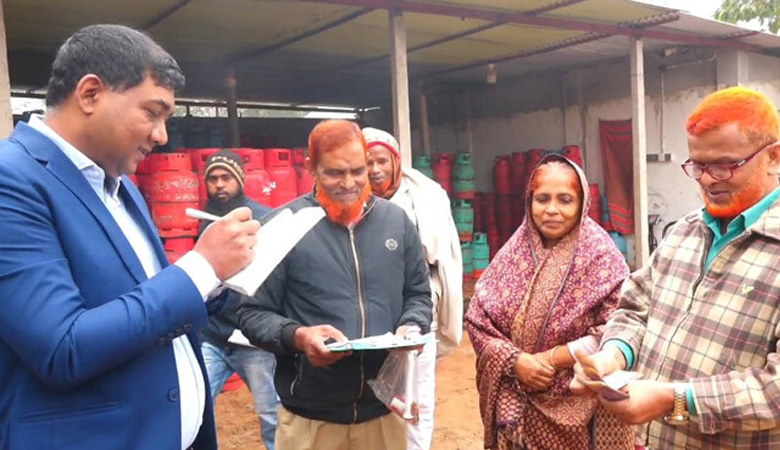 বেশি দামে গ্যাস সিলিন্ডার বিক্রি, ৩ প্রতিষ্ঠানকে জরিমানা