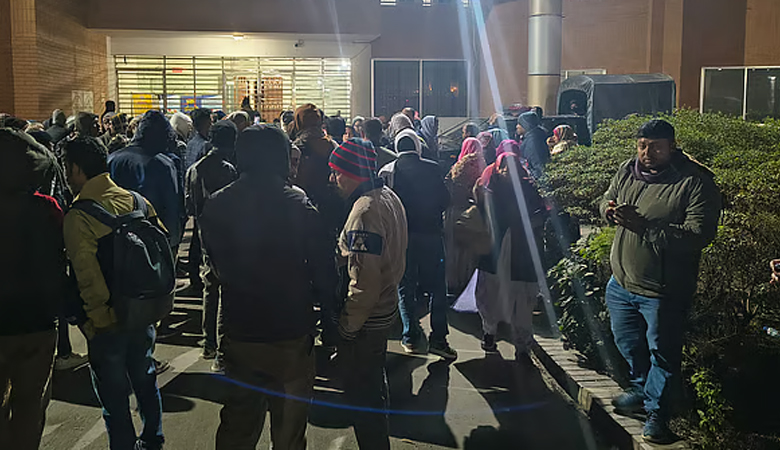 প্রাথমিক শিক্ষা কর্মকর্তা গ্রেফতার, ছাড়াতে দুদক কার্যালয় ঘেরাও