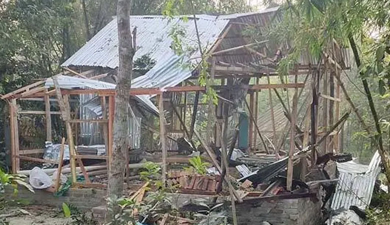 ককটেল বিস্ফোরণে উড়ে গে ঘর, জমিতে পড়েছিল যুবকের মরদেহ