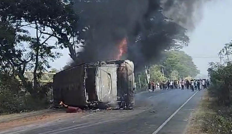 কুমিল্লায় নিয়ন্ত্রণ হারিয়ে চলন্ত বাসে আগুন, নিহত ৪