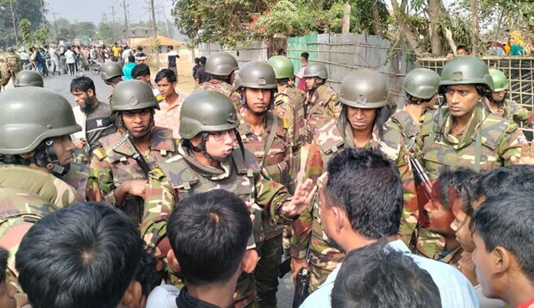 টেকনাফে গুলিবিদ্ধ শিশুটিকে নিয়ে চমেকের পথে অ্যাম্বুলেন্স