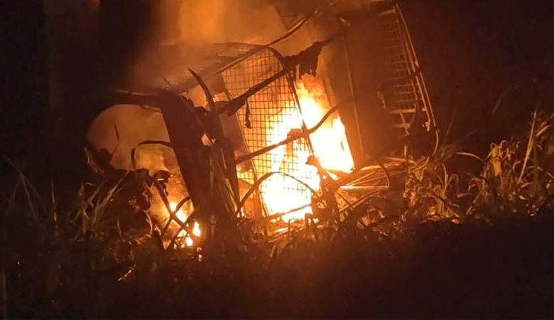 সোনারগাঁয়ে ছিনতাইকারীদের সিএনজিতে জনতার আগুন, আটক ২