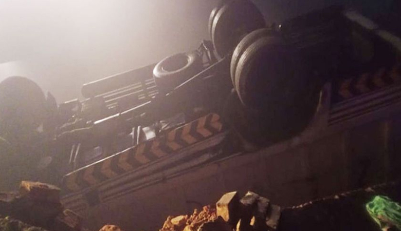 পাকিস্তানে ট্রাক খালে পড়ে একই পরিবারের ১৪ জনের প্রাণ গেল