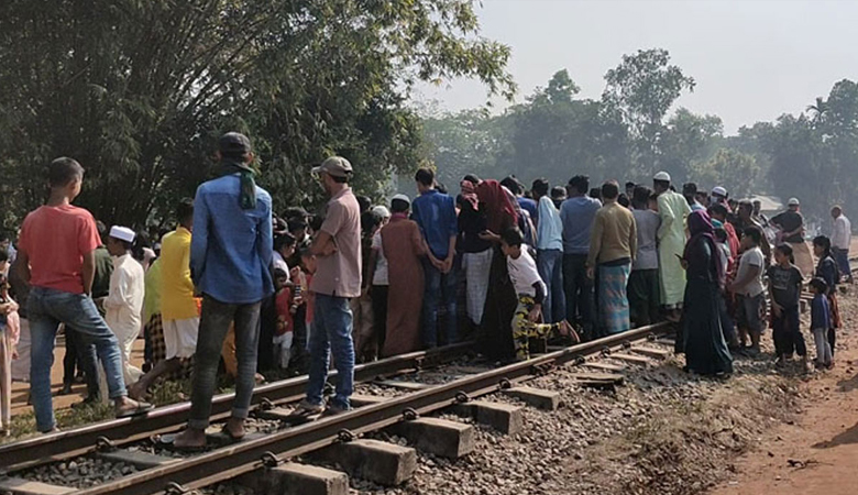 দুই সন্তানকে নিয়ে ট্রেনের নিচে ঝাঁপ দিলেন মা, মারা গেলেন ৩ জনই