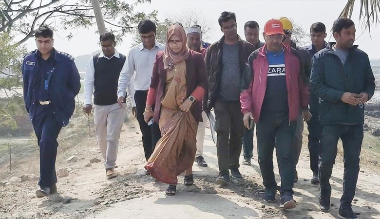 প্রতাপনগরে সড়ক নির্মাণ কাজ পরিদর্শনে ডিসি আফরোজা আখতার