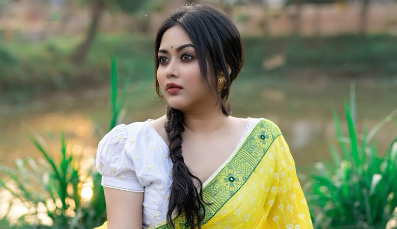 পুকুরপাড়ে হলুদ শাড়িতে মায়াবী ভাবনা