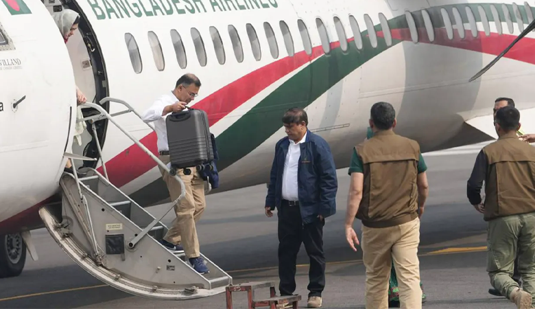 বিমান থেকে নিজেই লাগেজ নিয়ে নামলেন তারেক রহমান