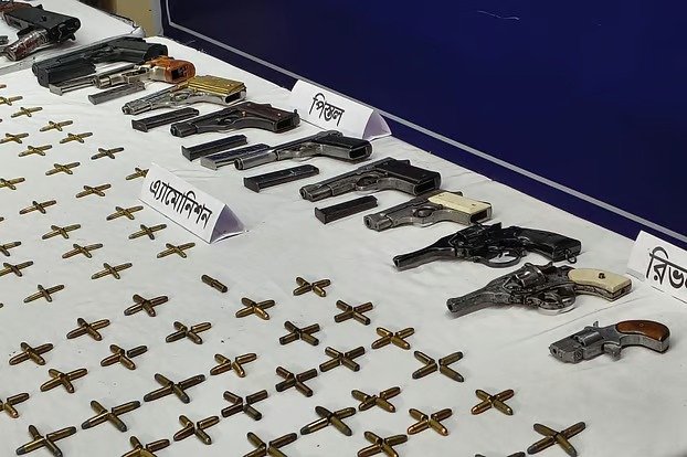 বাড্ডার এক বাড়িতে এত অস্ত্র এলো কোথা থেকে?