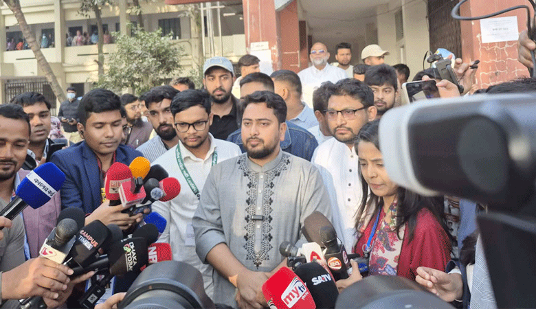 উৎসবমুখর পরিবেশ, ভোট কেন্দ্রে আসুন: নাহিদ ইসলাম