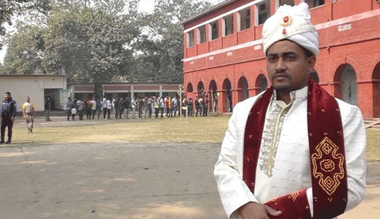 বিয়ের সাজে ভোটকেন্দ্রে বর