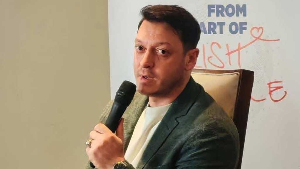 ঢাবিতে মেসুত ওজিল