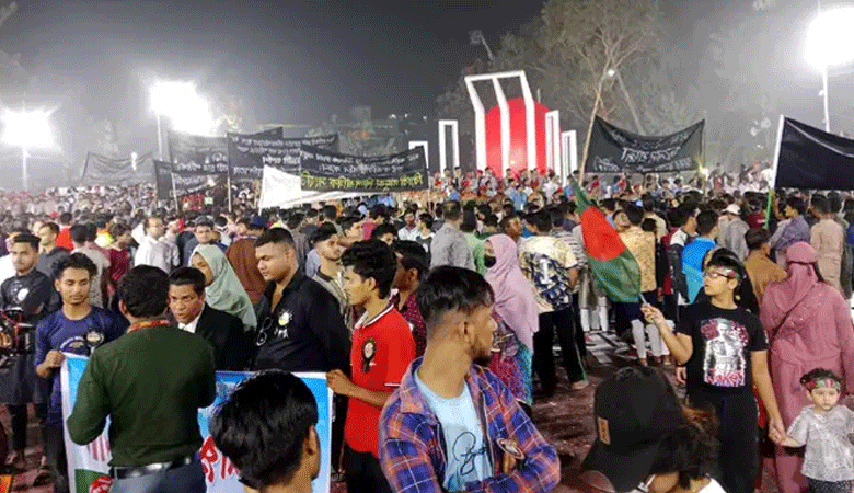 শ্রদ্ধা জানাতে কেন্দ্রীয় শহীদ মিনারে মানুষের ঢল