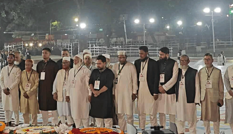প্রথমবার শহীদ মিনারে ফুল দিল জামায়াত, শহীদ বেদিতে দাঁড়িয়ে দোয়া