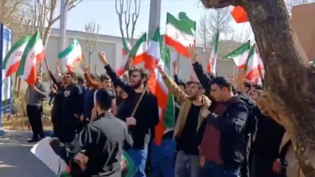 ইরানে সরকারবিরোধী বিক্ষোভে নেমেছে শিক্ষার্থীরা