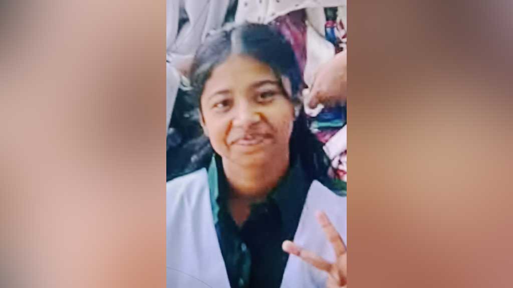 রায়েরবাজারে বাসার সামনে স্কুল ছাত্রীকে কুপিয়ে হত্যা