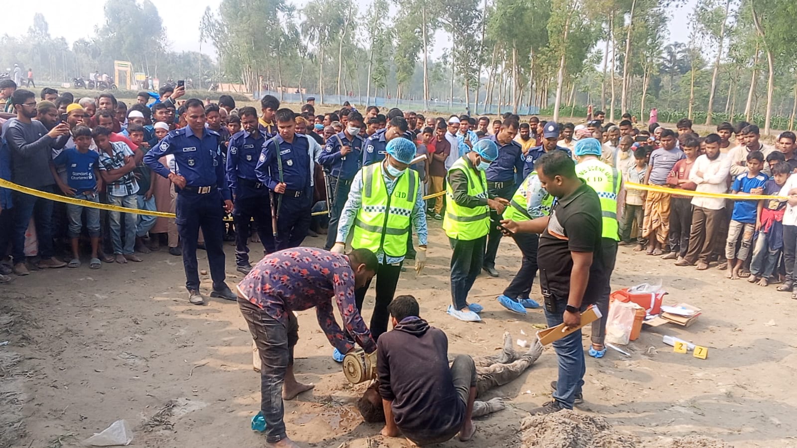 তারাগঞ্জে নিখোঁজের তিন দিন পর মাটিচাপা অবস্থায় গলাকাটা লাশ উদ্ধার