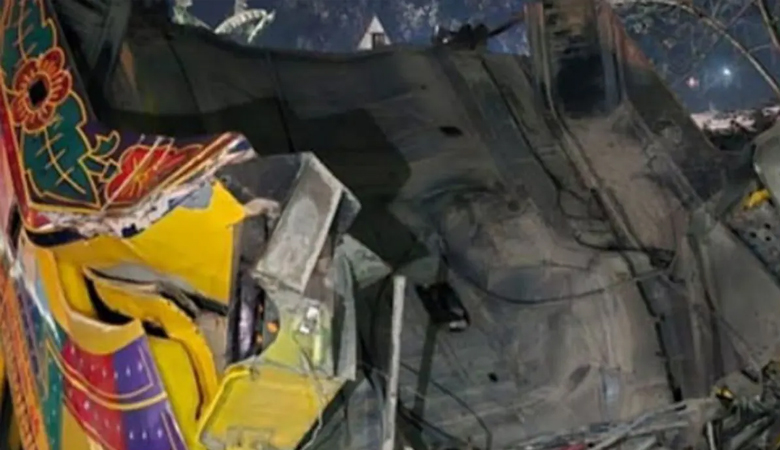 ট্রেনের ধাক্কায় বাড়ির ওপর পড়ল ট্রাক, আহত ২