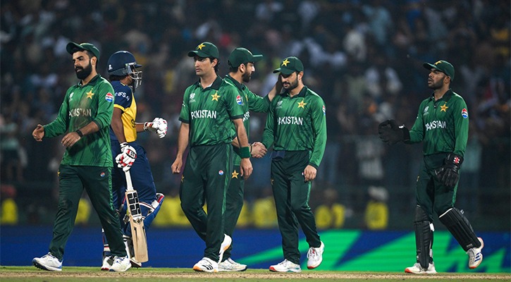 বিশ্বকাপ ব্যর্থতায় বাবর-শাহিনদের ৫০ লাখ রুপি করে জরিমানা