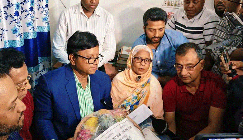 ধানের শীষে ভোট দিতে চাওয়া সেই অসুস্থ বৃদ্ধার পাশে প্রধানমন্ত্রী