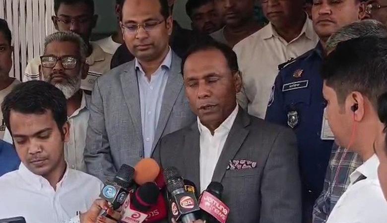 হঠাৎ ভূমি অফিসে প্রতিমন্ত্রী, এরপর যা ঘটলো