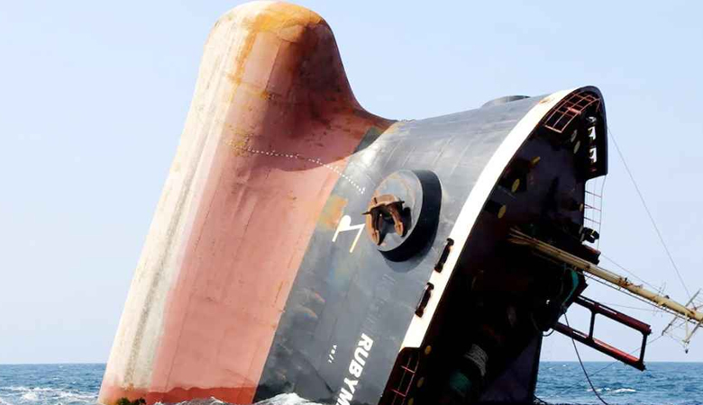 ড্রোন হামলায় কুয়েত উপকূলে তেলবাহী ট্যাংকার ডুবে গেছে