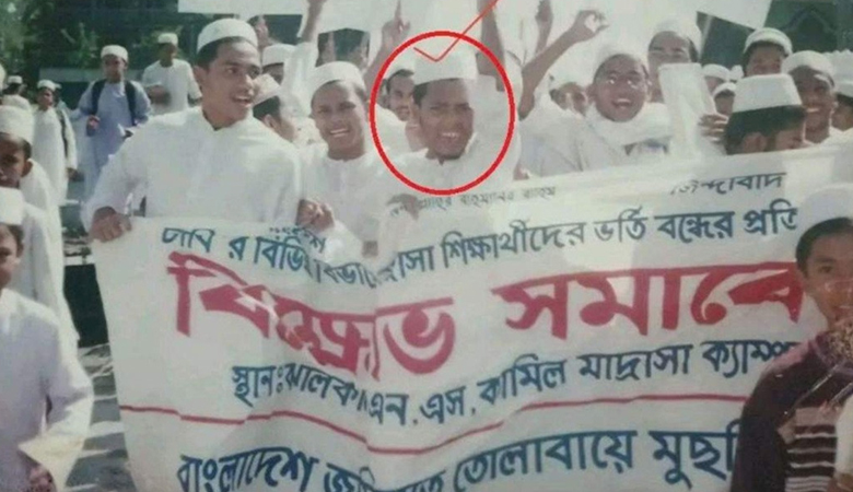 ঢাবিতে মাদ্রাসা শিক্ষার্থী ভর্তি বন্ধের প্রতিবাদের সেই ছবি ভাইরাল