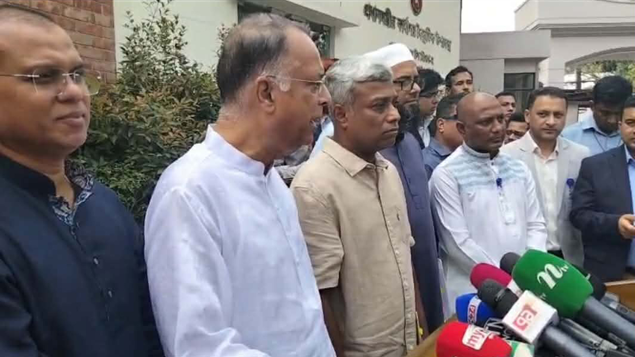 যুদ্ধ আতঙ্কে তেলের জন্য হাহাকার