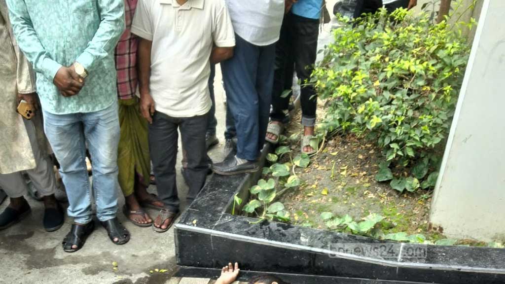 ভবন থেকে পড়ে গৃহকর্মীর মৃত্যু