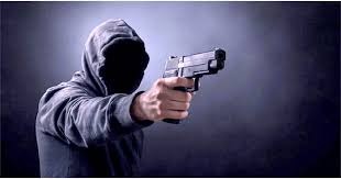 এবার অস্ত্র ঠেকিয়ে পুলিশ কর্মকর্তার পিস্তল ছিনতাই