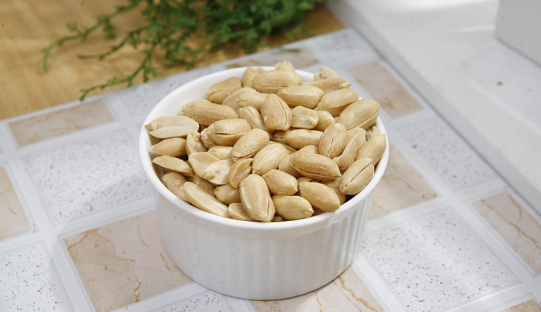 কাঁচা বাদাম খাবেন না কি ভাজা বাদাম