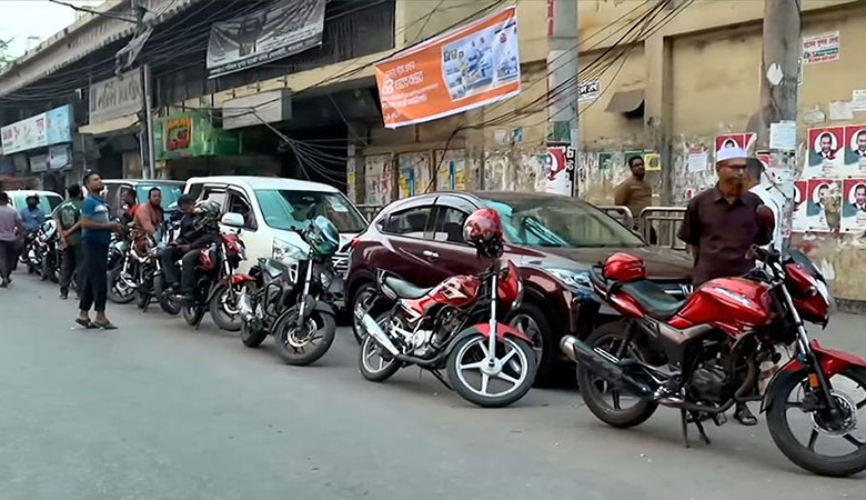 আজও ঢাকার ফিলিং স্টেশনগুলোতে  জ্বালানি তেলের জন্য দীর্ঘ লাইন
