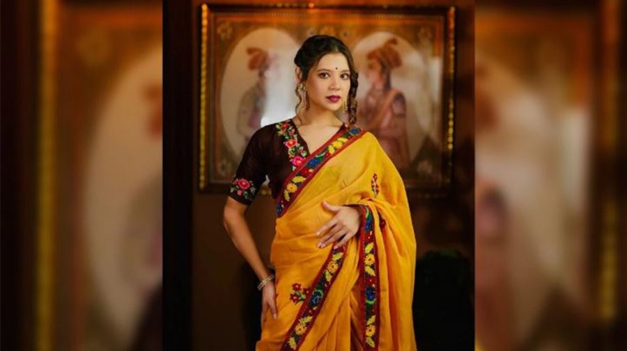 রাশিয়ান মডেল মনিকার বিরুদ্ধে আদালতে মামলা