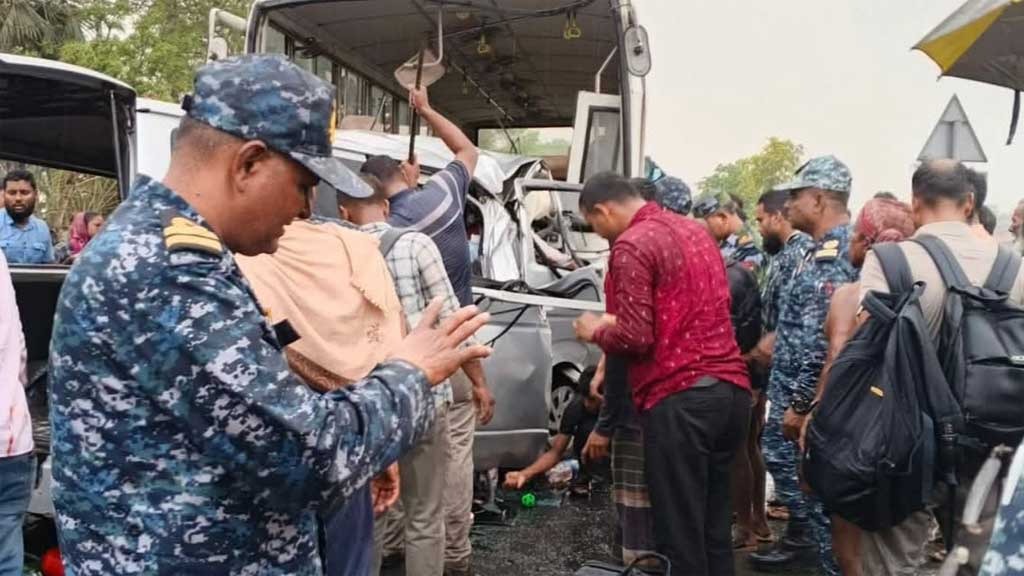 বাগেরহাটের রামপালে বাস ও মাইক্রোবাসের সংঘর্ষে নিহত ১৩