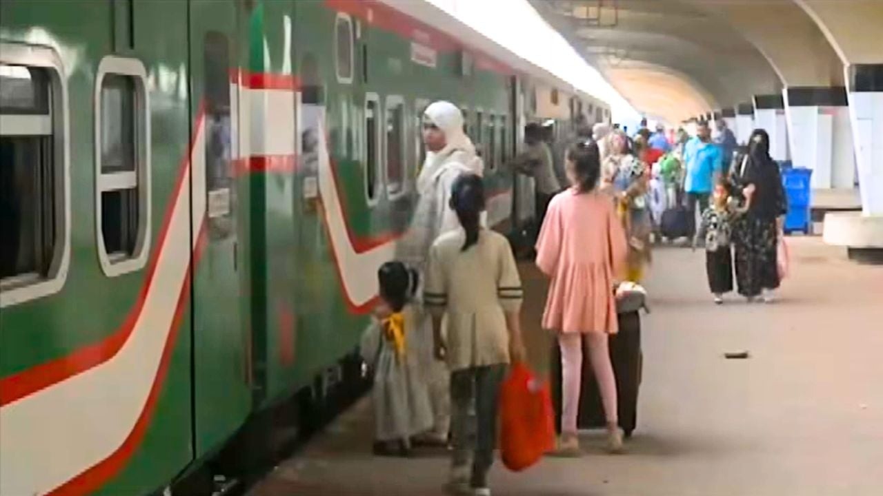 ট্রেনে ঈদযাত্রার প্রথম দিনে নীড়ে ফিরছেন পরিবারের সদস্যরা