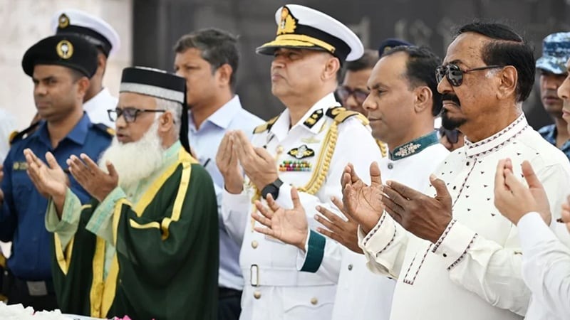 স্মৃতিসৌধে বীর শহীদদের স্মরণে স্পিকার ও ডেপুটি স্পিকারের শ্রদ্ধা