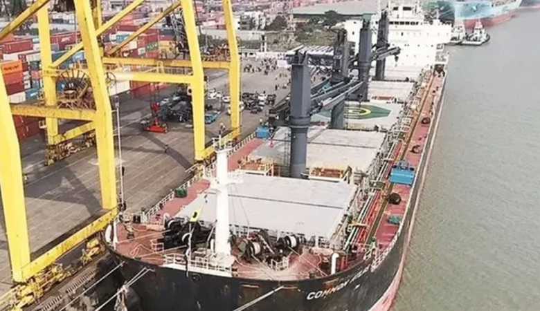 চট্টগ্রাম বন্দরে পৌঁছেছে ১৬টি জ্বালানি জাহাজ