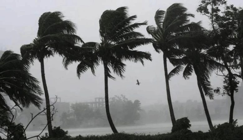 দুপুরের মধ্যে তীব্র ঝড়ের পূর্বাভাস, নদীবন্দরে সতর্কবার্তা